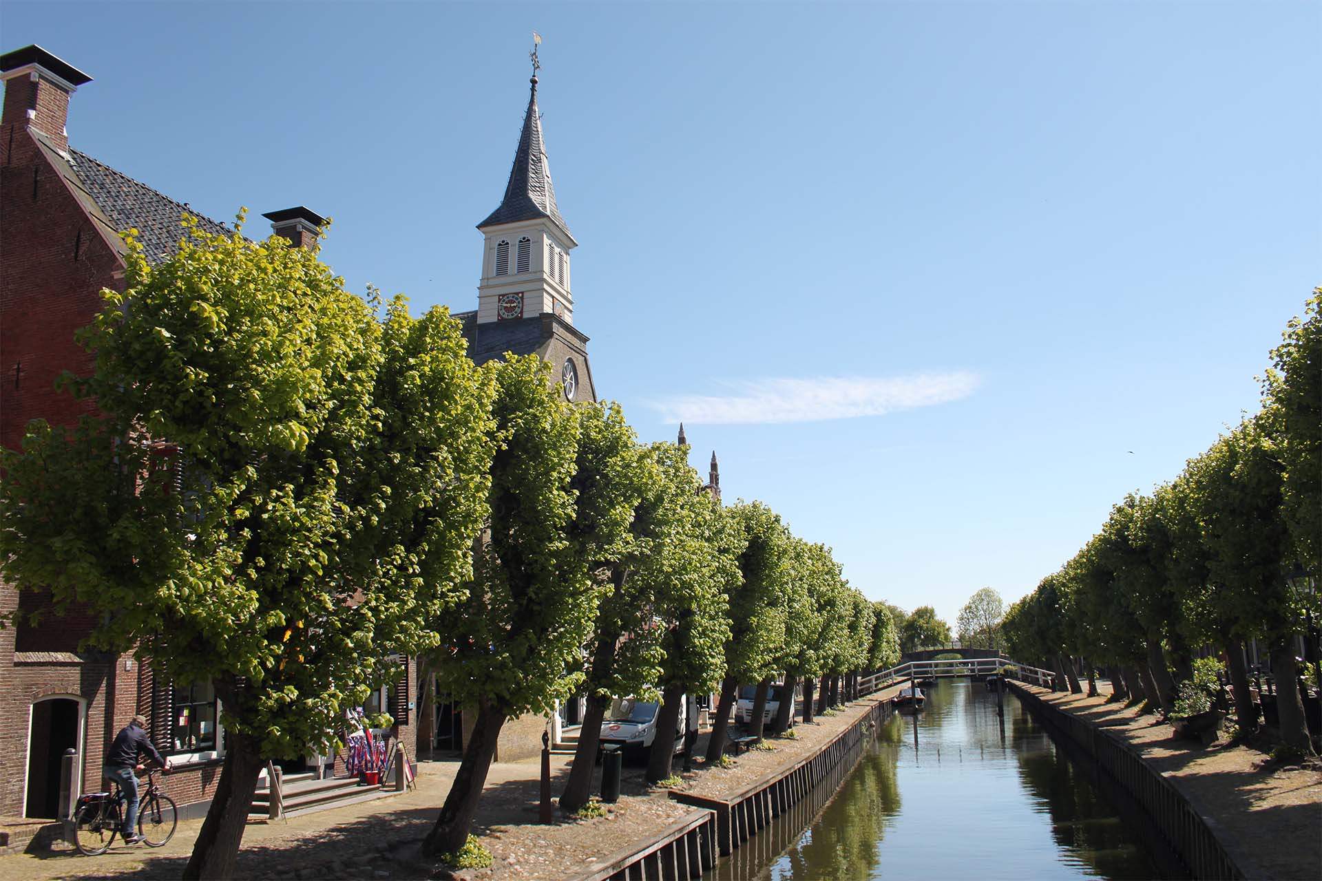 De stad sloten met haar mooie gracht, de kerk en de groene bomen langs de kaden