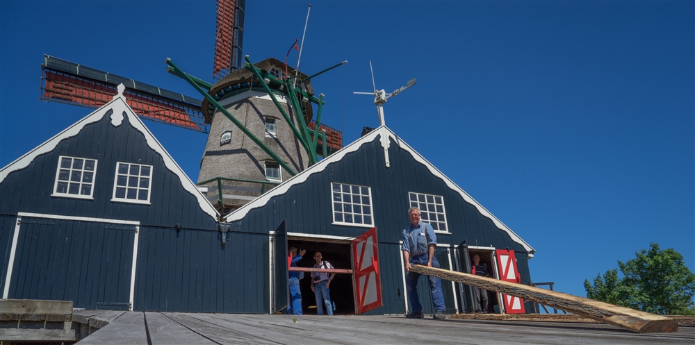 Bezoek aan houtzaagmolen de Rat in IJlst waar nog traditioneel hout wordt gezaagd