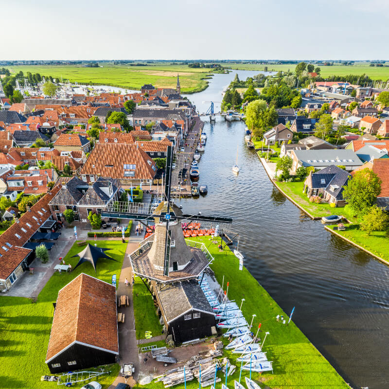 Omgevingsfoto vanuit de lucht van de oude kern van Woudsend met de vaart de Ee en de houtzaagmolen