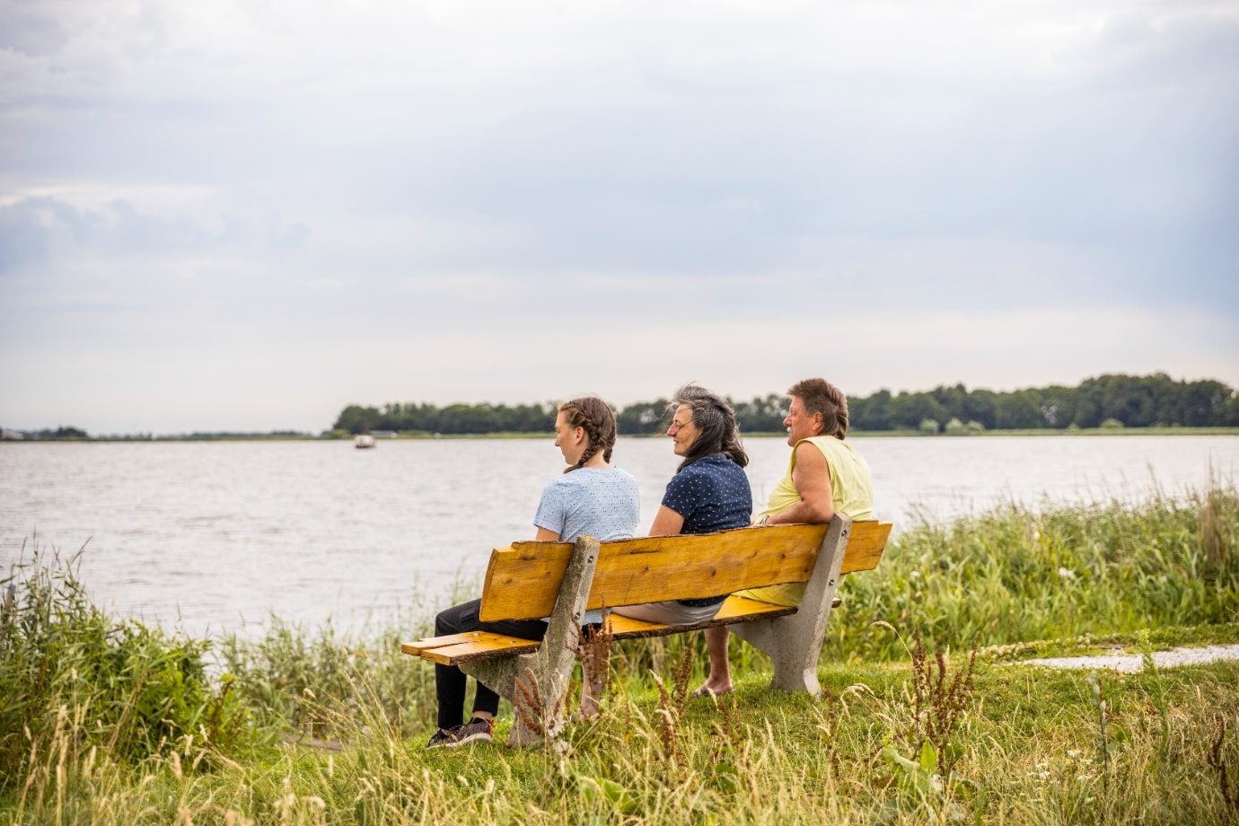 Aan het eind van het schelpenpad uitrusten op een bankje met uitzicht over het Heegermeer vanaf minicamping de Wetterspetter