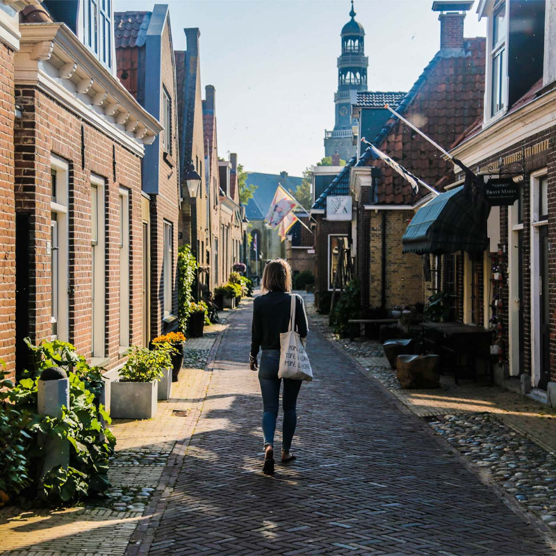 Een stadswandeling door elfstedenstad Hindelopen met een stadsroutekaart van VVV Waterland van Friesland vanaf minicamping de Wetterspetter