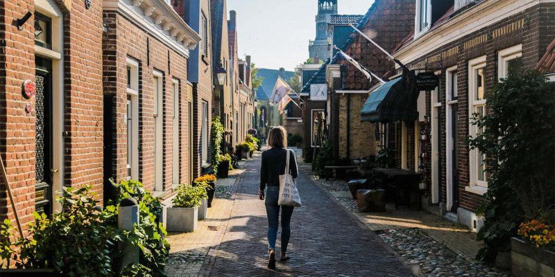 Een stadswandeling door elfstedenstad Hindelopen met een stadsroutekaart van VVV Waterland van Friesland vanaf minicamping de Wetterspetter